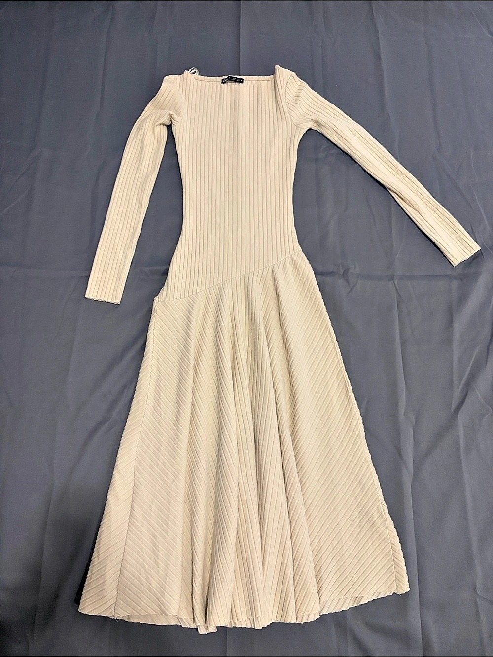 Zara Pleated Maxi Dress in Cream Size Medium Like New